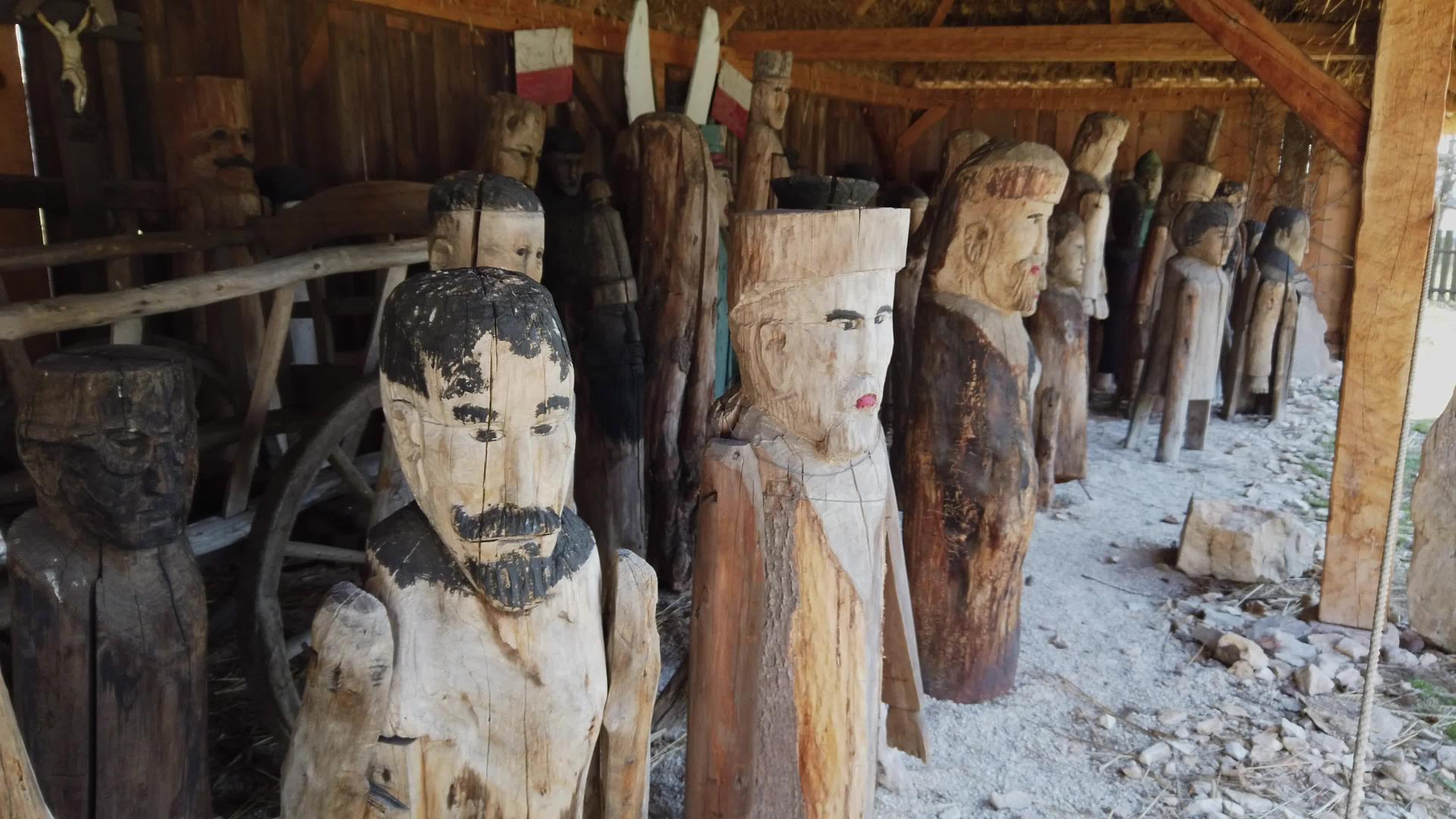 欧洲一个古老的塞耳蒂村人的木雕视频的预览图