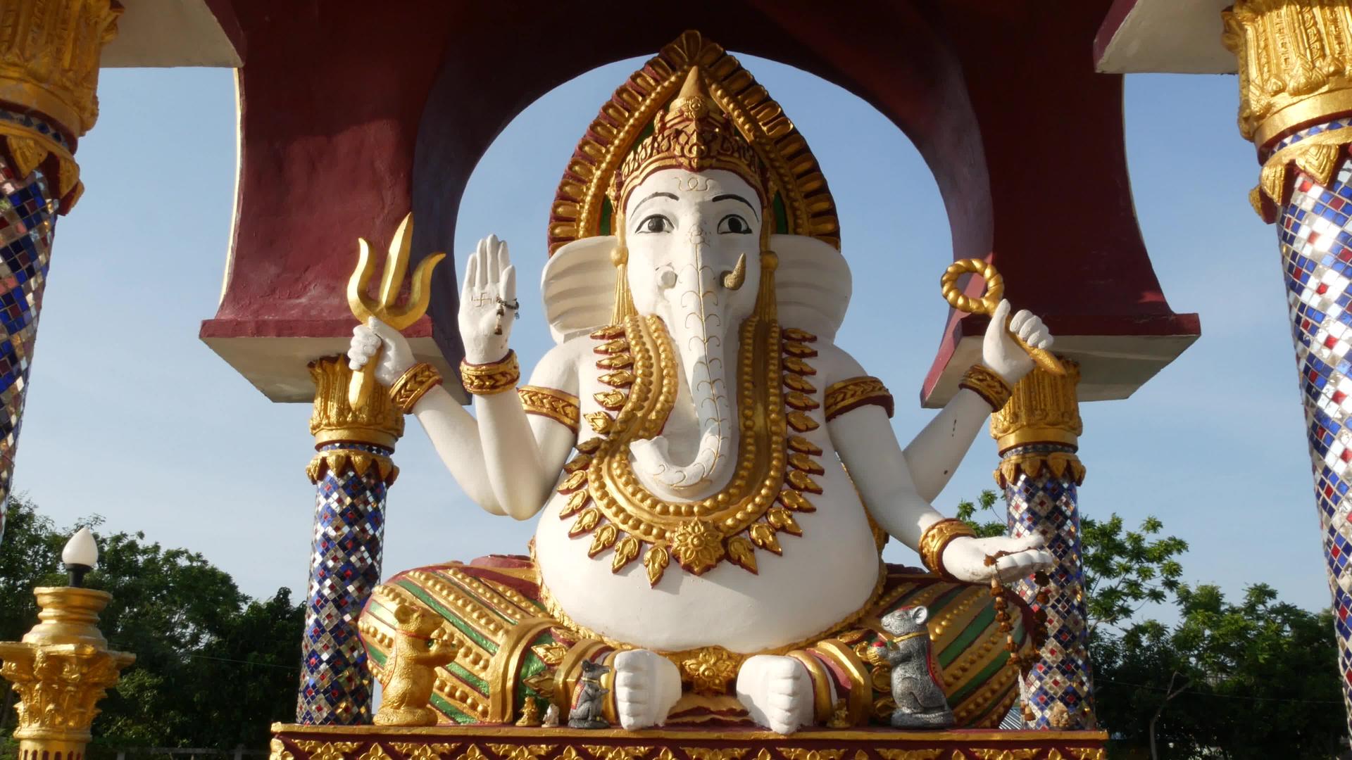 贾那帕蒂雕像金首饰和大象头位于亚述国阳光明媚的日子视频的预览图