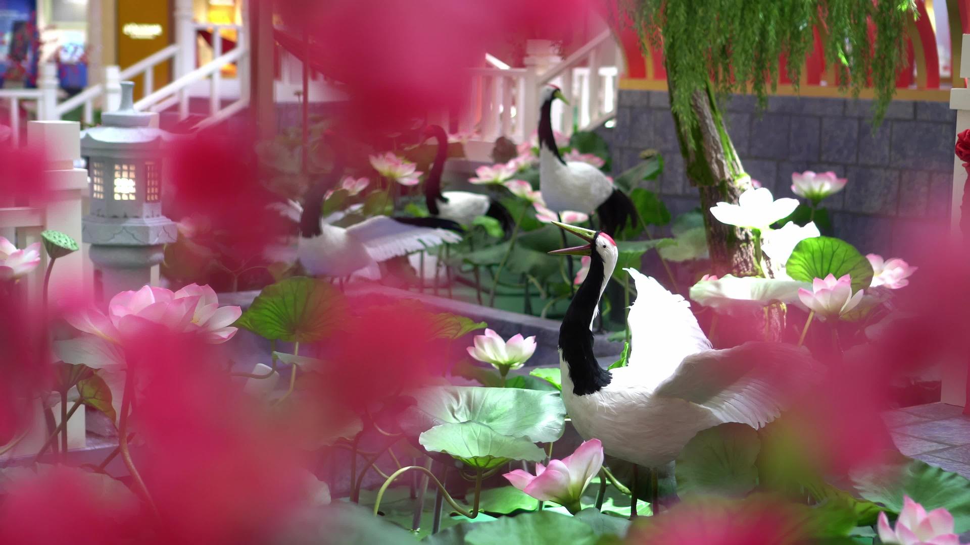 前景红花中的悬挂雕像视频的预览图