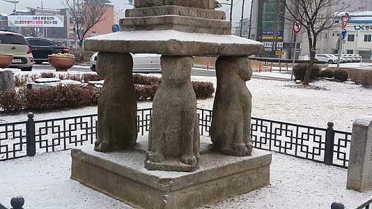 冬天下雪时狮子的战争纪念碑视频的预览图