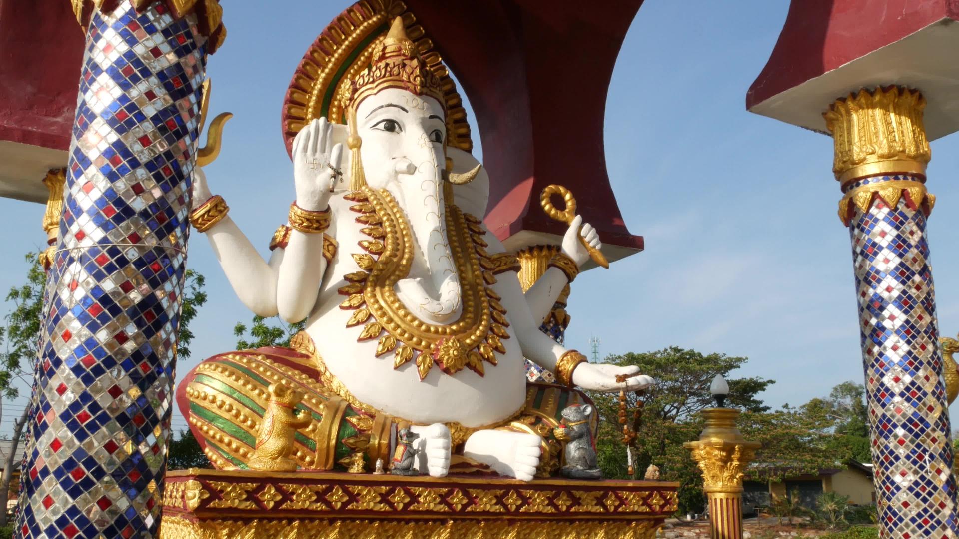 贾那帕蒂雕像金首饰和大象头位于亚述国阳光明媚的日子视频的预览图