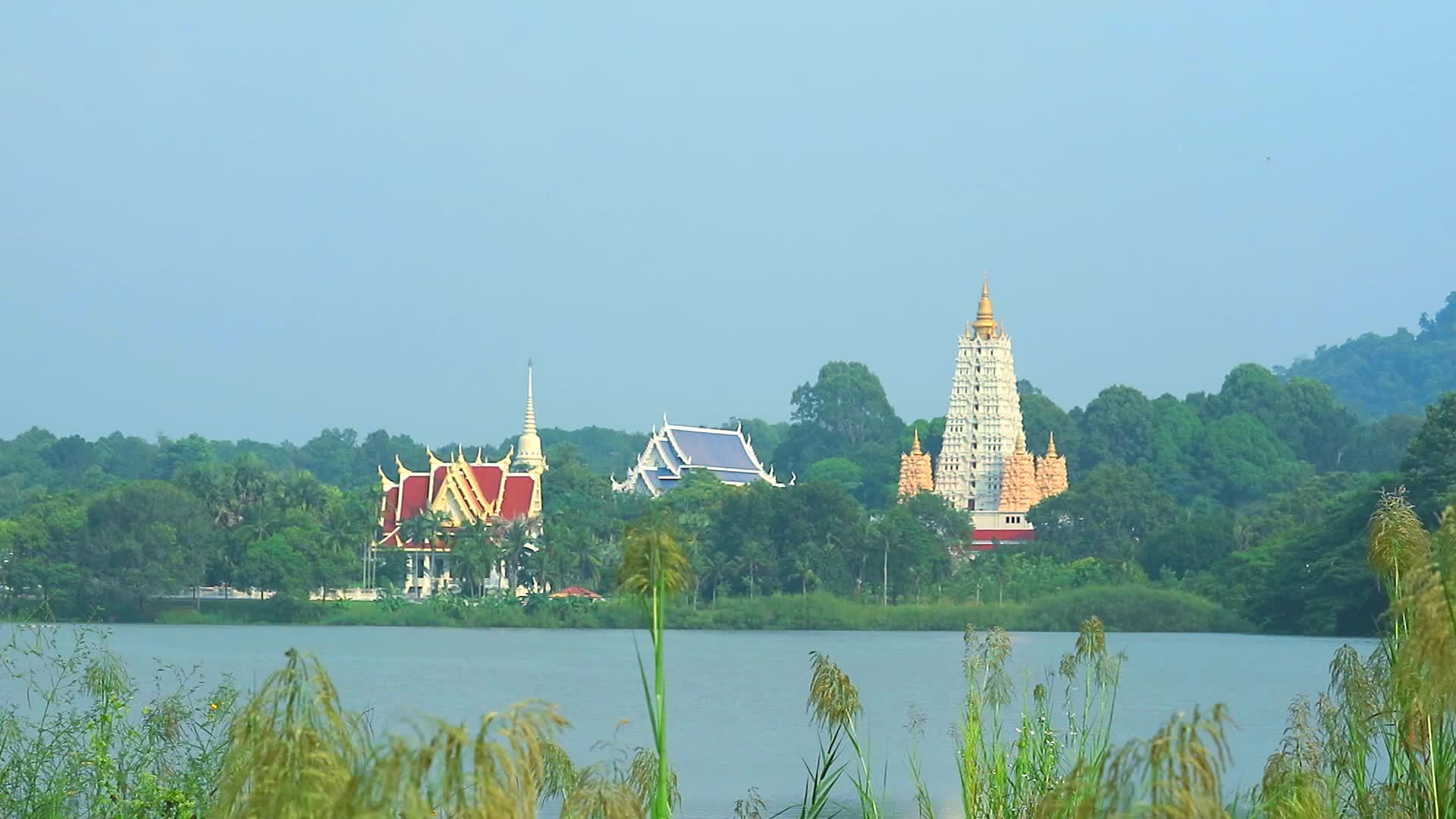 佛教寺庙和塔塔位于山谷中部的一个湖中视频的预览图