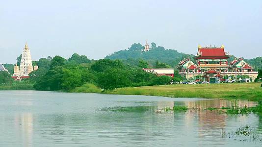 中国佛教寺庙和宝塔位于山谷中部的湖上视频的预览图