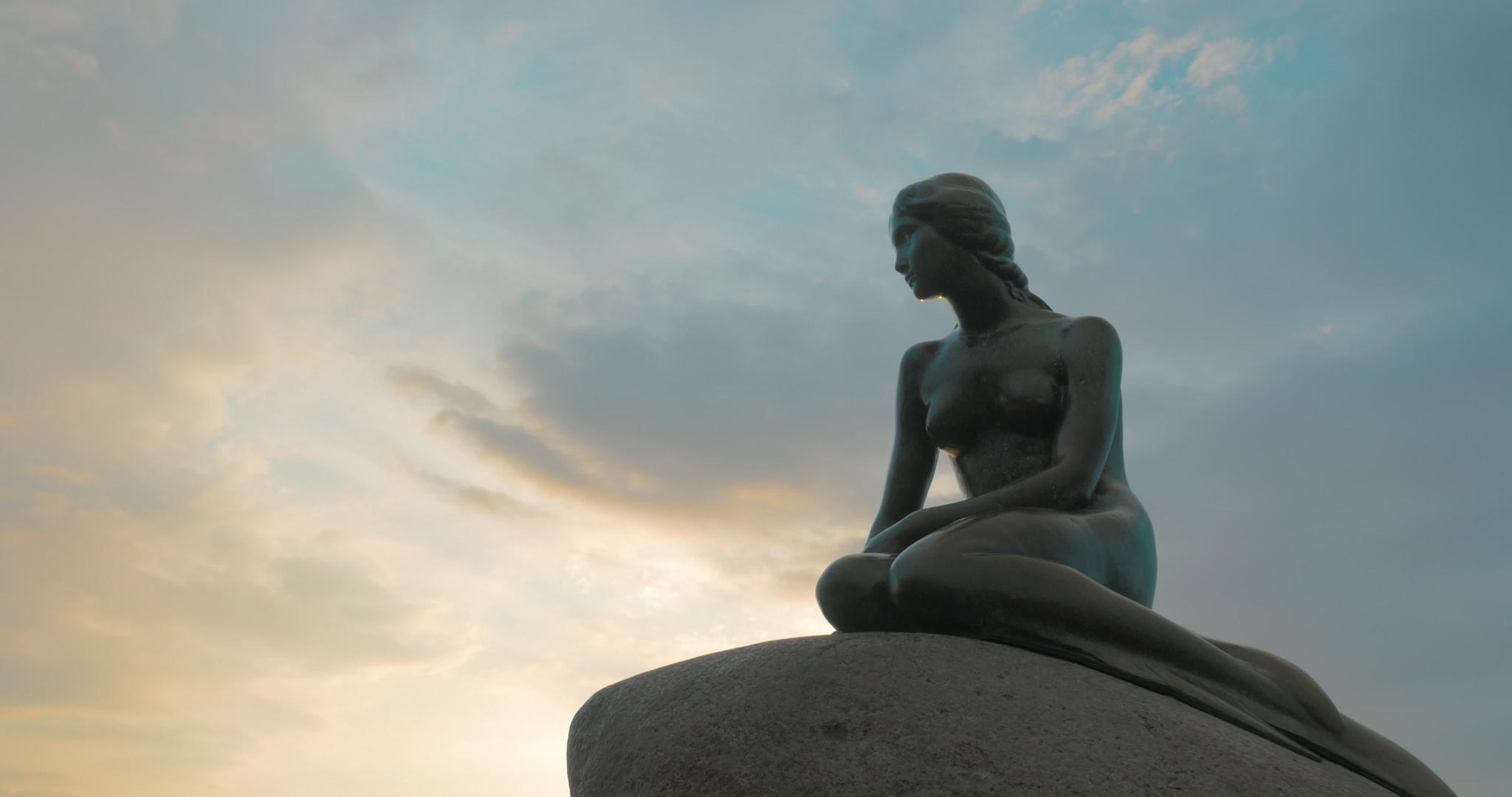 美人鱼雕像面对着天空中的冰原星座视频的预览图