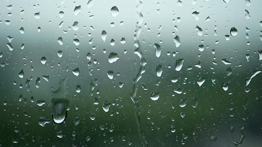 窗户表面下雨雨天下雨视频的预览图