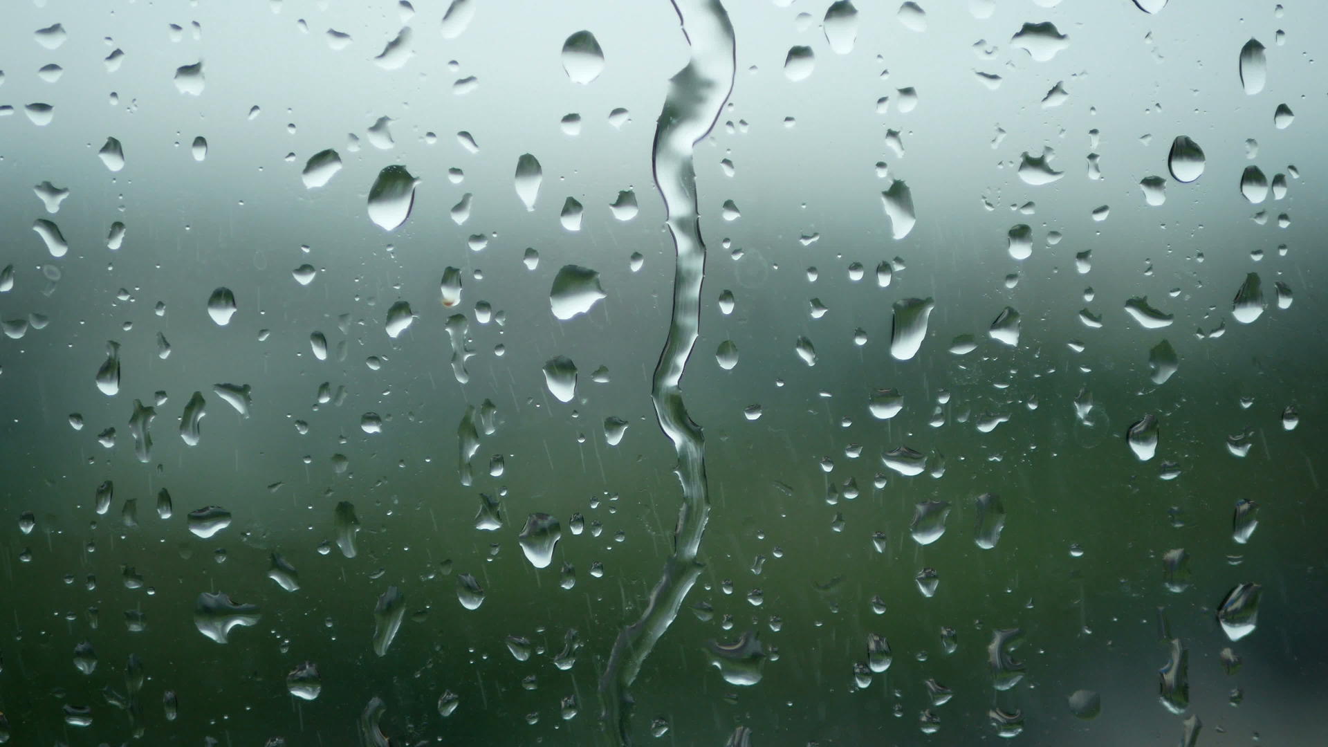 窗户表面下雨雨天下雨视频的预览图