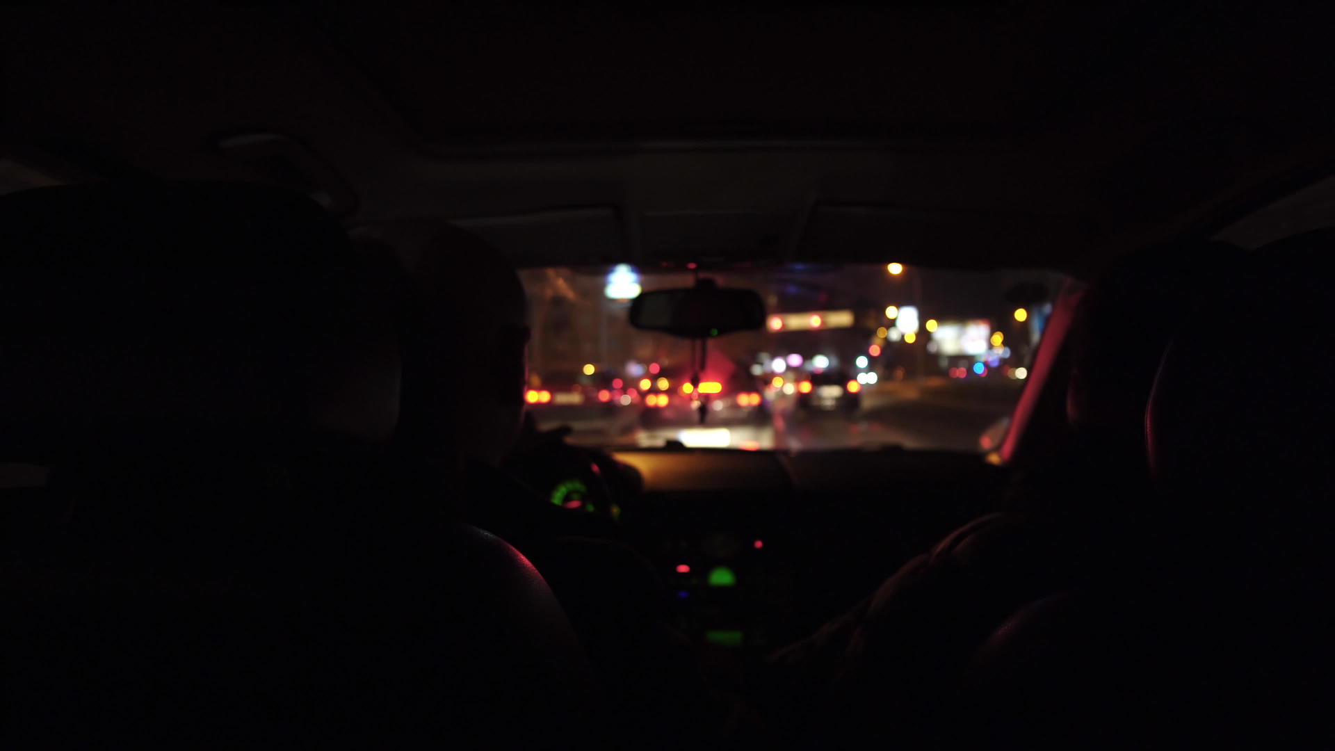晚上在城市开车的交通量为Jum第一视角驱动器视频的预览图