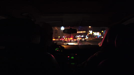 晚上在城市开车的交通量为Jum第一视角驱动器视频的预览图