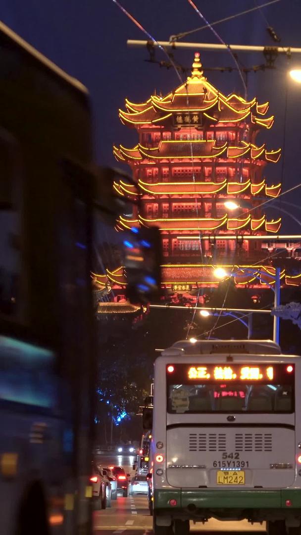 夜晚的城市地标黄鹤楼和繁忙的交通枢纽交通视频素材视频的预览图