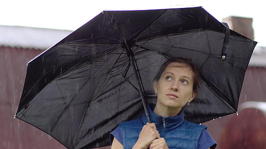 在雨中站在伞下视频的预览图