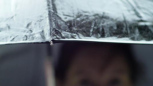 带伞的雨滴视频的预览图