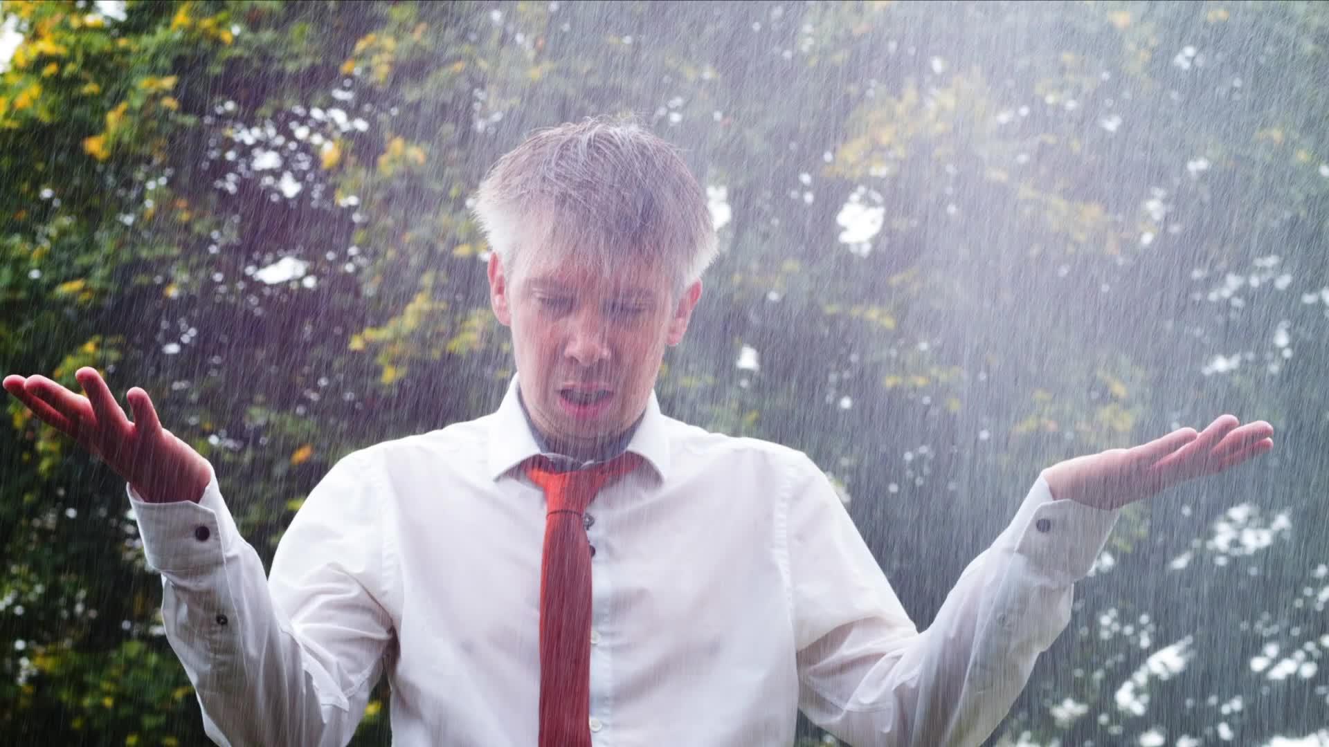 可悲的商人在雨中没有伞就被抓住了视频的预览图