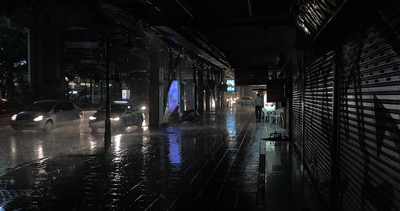 晚上泰国下着大雨Hangkok视频的预览图