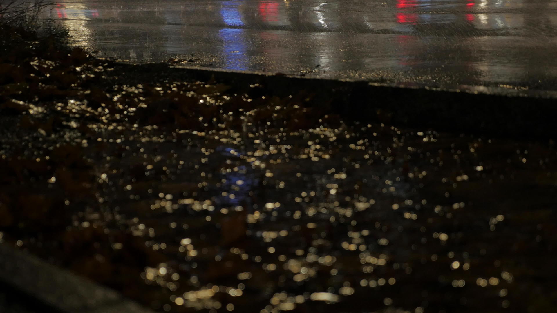 湿路水泥与汽车灯反射视频的预览图