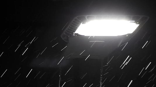 晚上街灯下的雨滴抽象背景视频的预览图