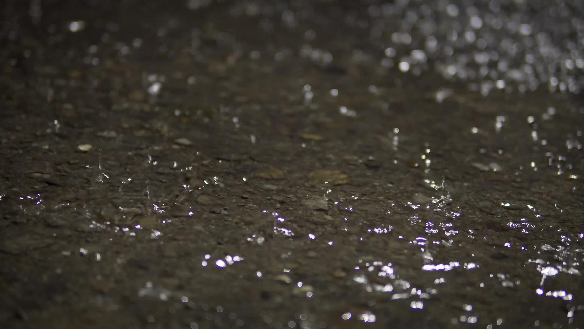 晚上沥青路上的雨路被关闭了视频的预览图