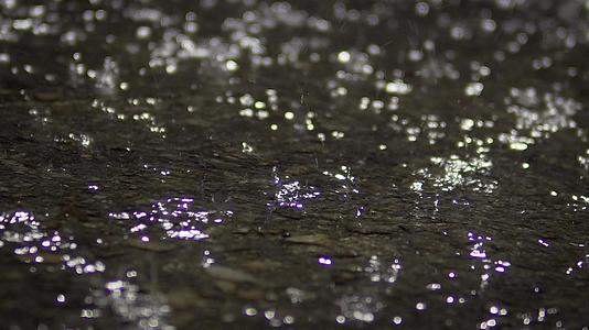 夜雨在城市之夜下雨电影深处的背景环绕着城市的深处视频的预览图