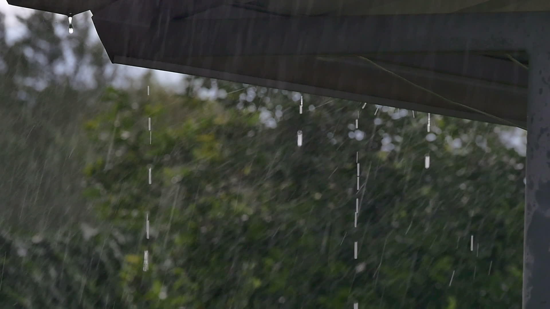 在雨中慢慢移动屋顶视频的预览图