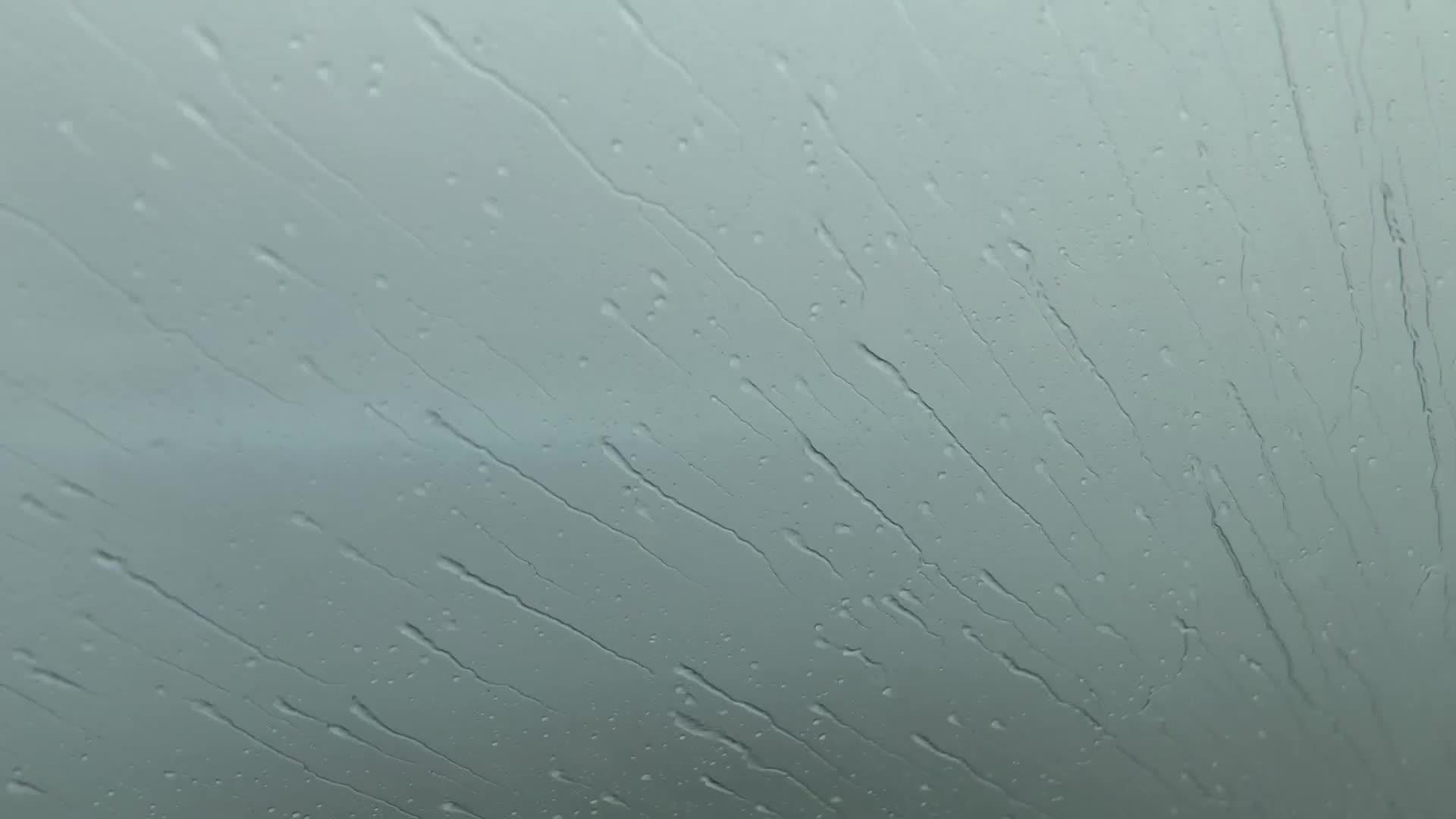 挡风玻璃上下了大雨视频的预览图