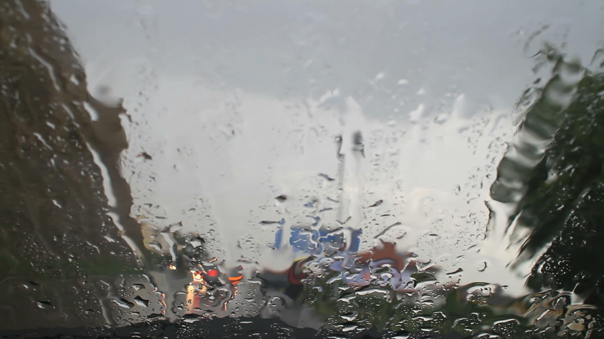 雨在玻璃中视频的预览图