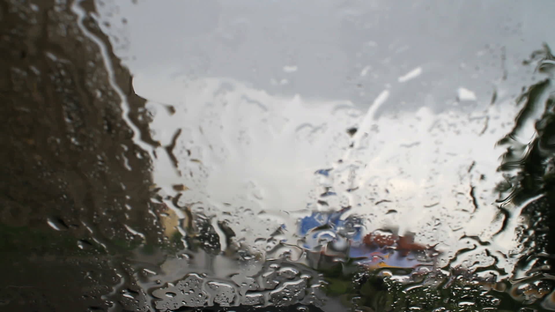 雨在玻璃中视频的预览图