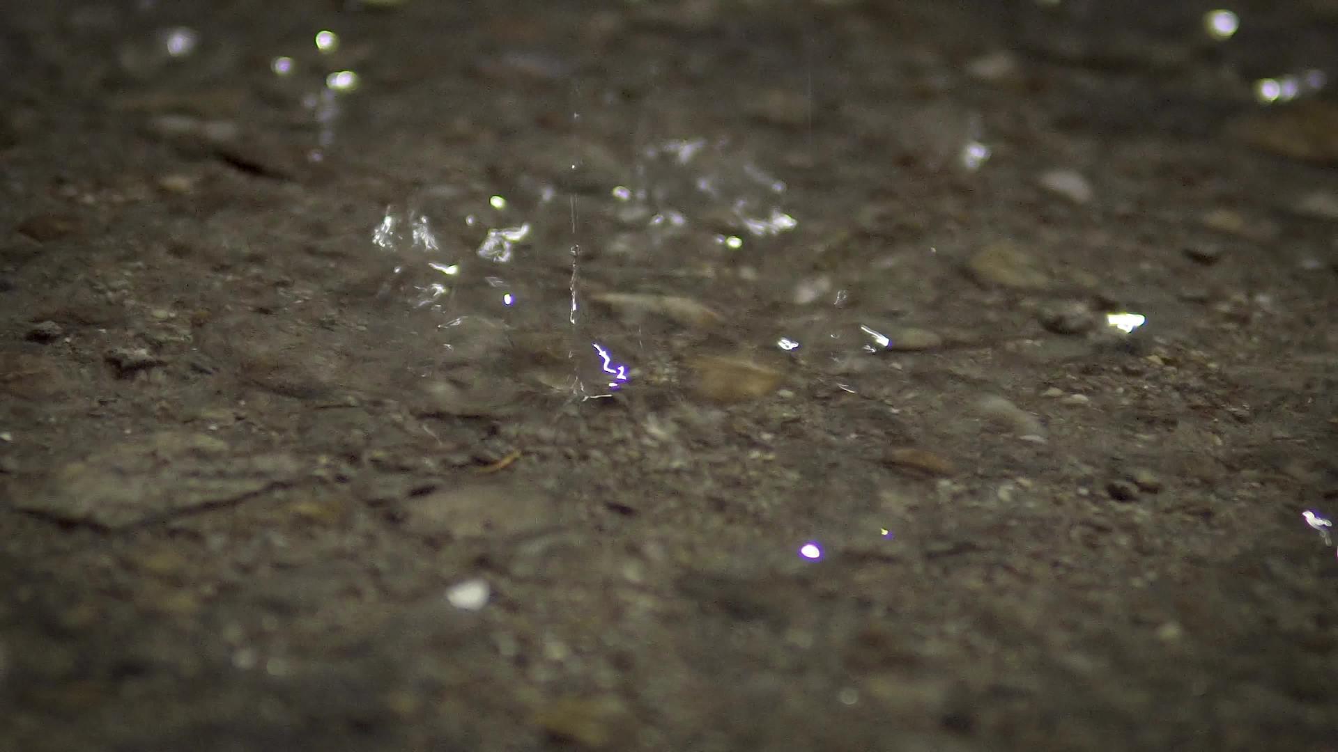 深夜沥青地板上的雨滴可以回视频的预览图