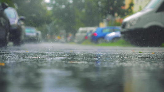 快速降雨的湿人行道视频的预览图
