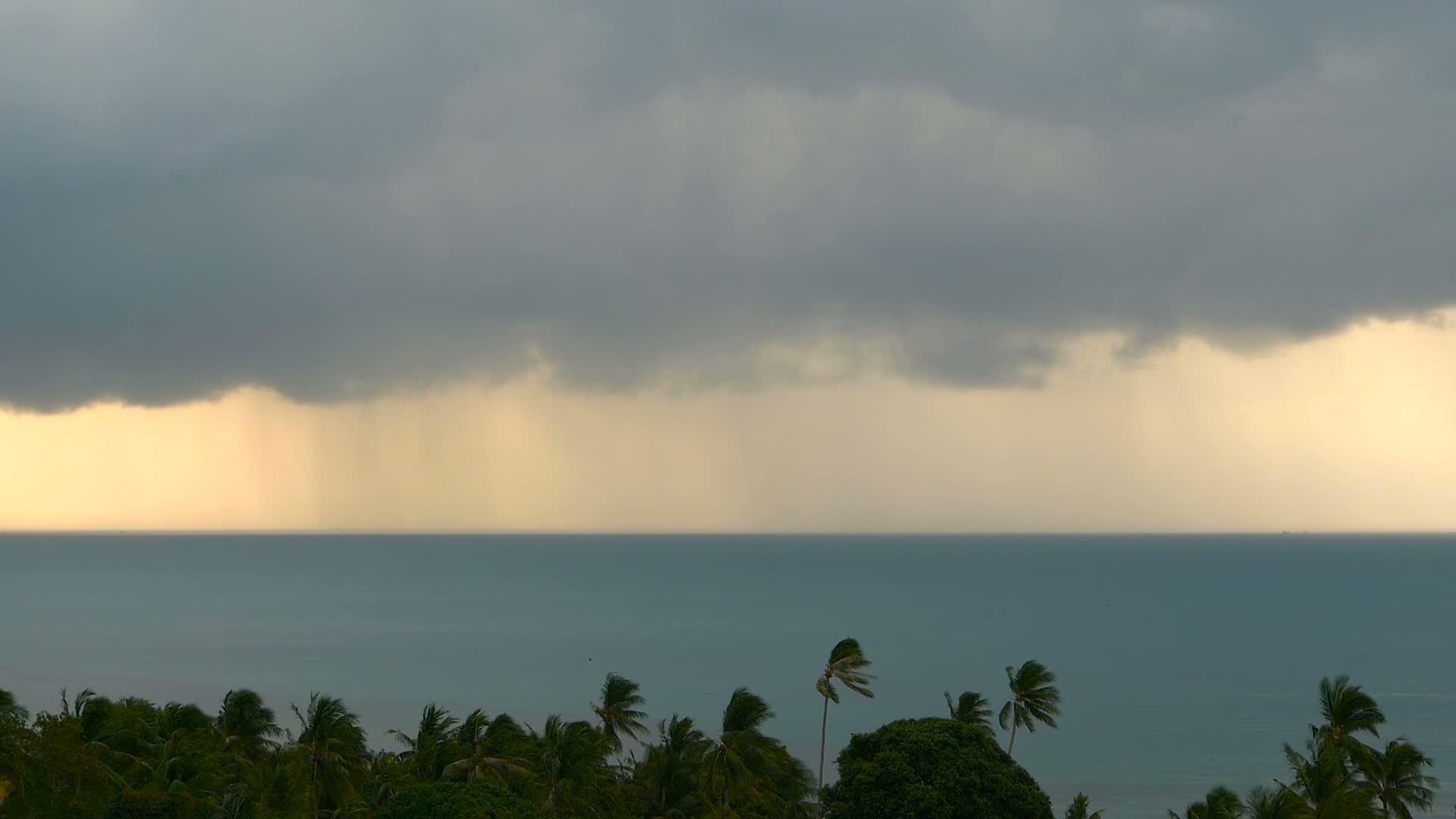 在绿松石的海面上戏剧性的阴郁天空和黑暗的雷暴云视频的预览图
