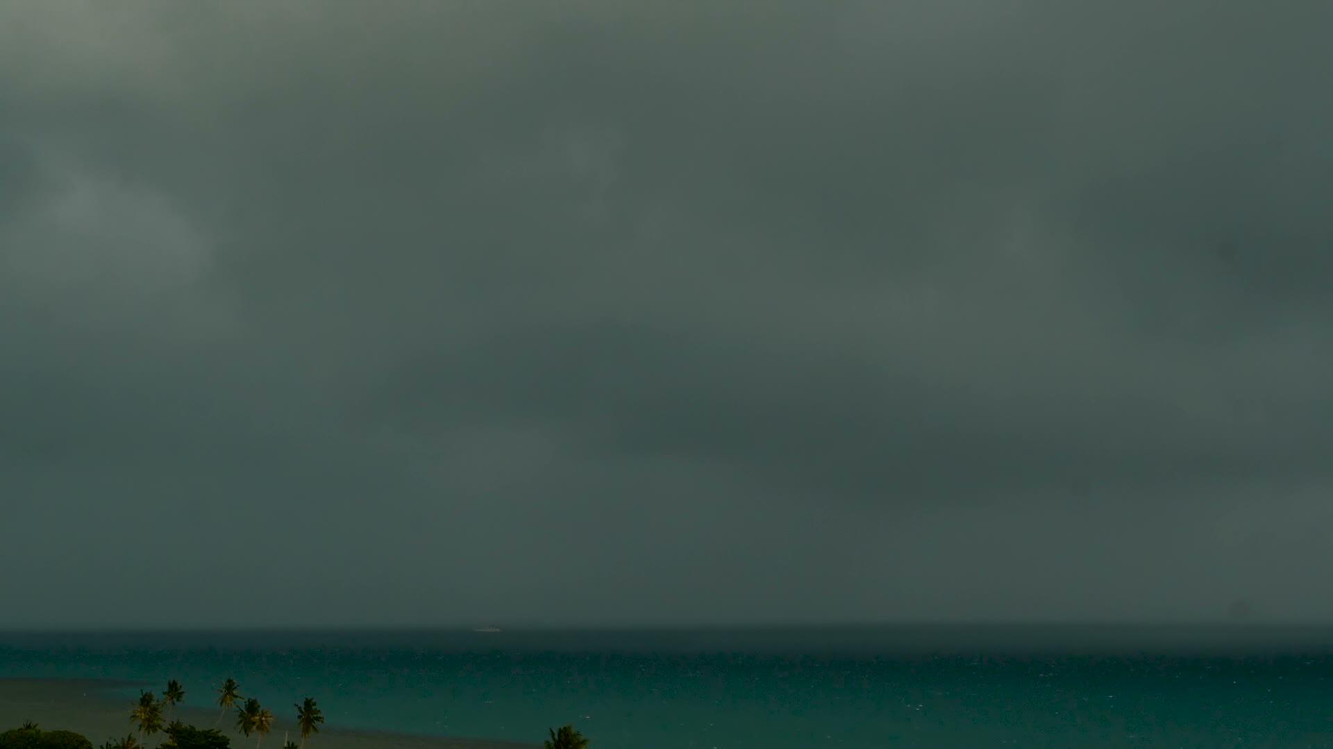 在绿松石的海面上戏剧性的阴郁天空和黑暗的雷暴云视频的预览图