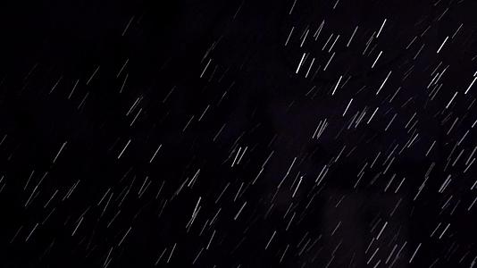 夜间大雨抽象背景循环可用作乳胶垫片视频的预览图