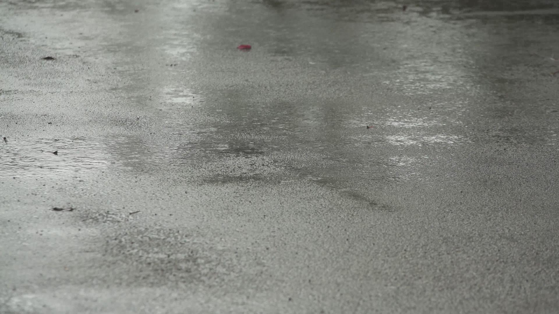 下雨的沥青2号视频的预览图
