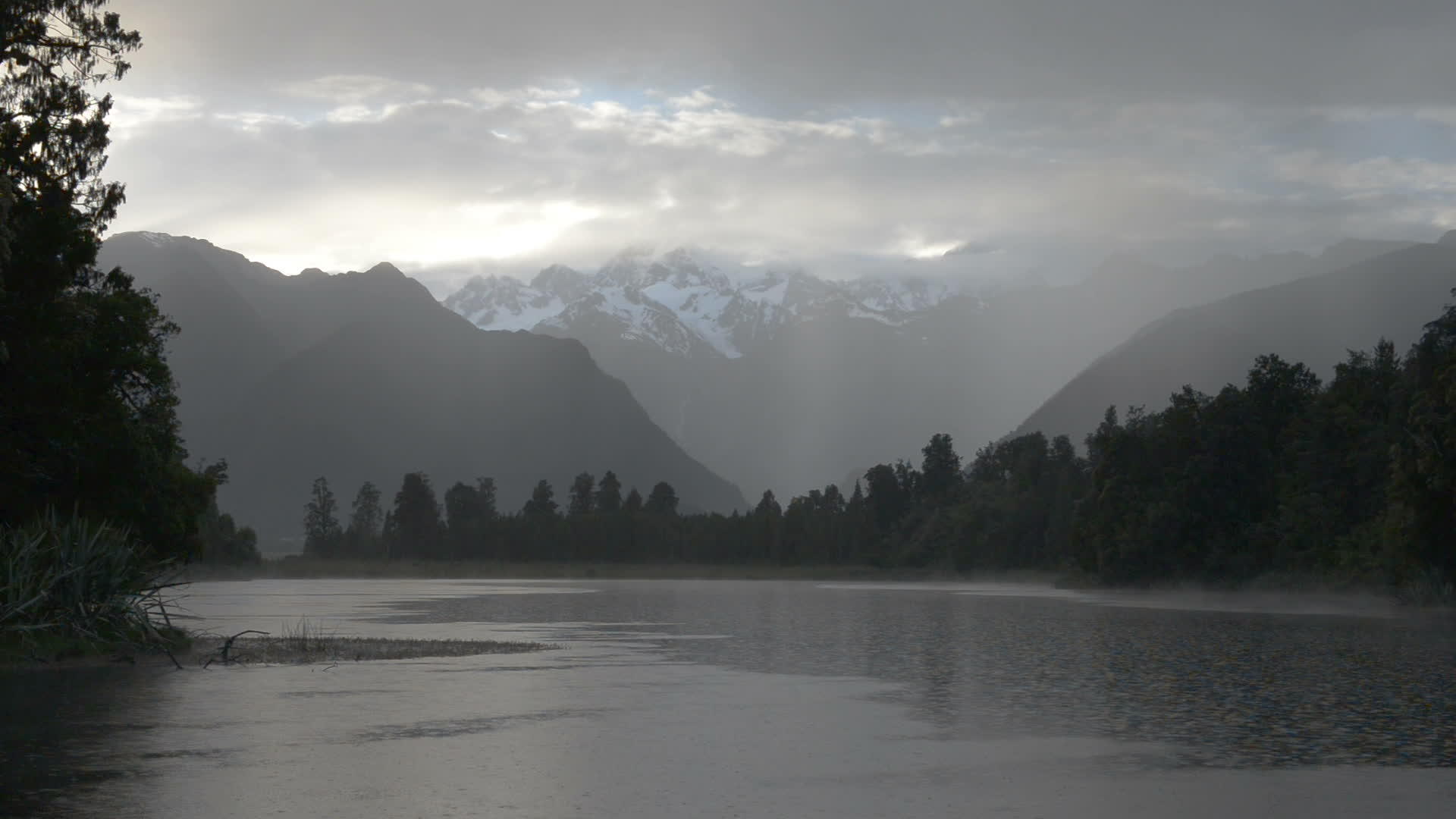 在湖边的数学中阳光照耀着清晨的光芒视频的预览图