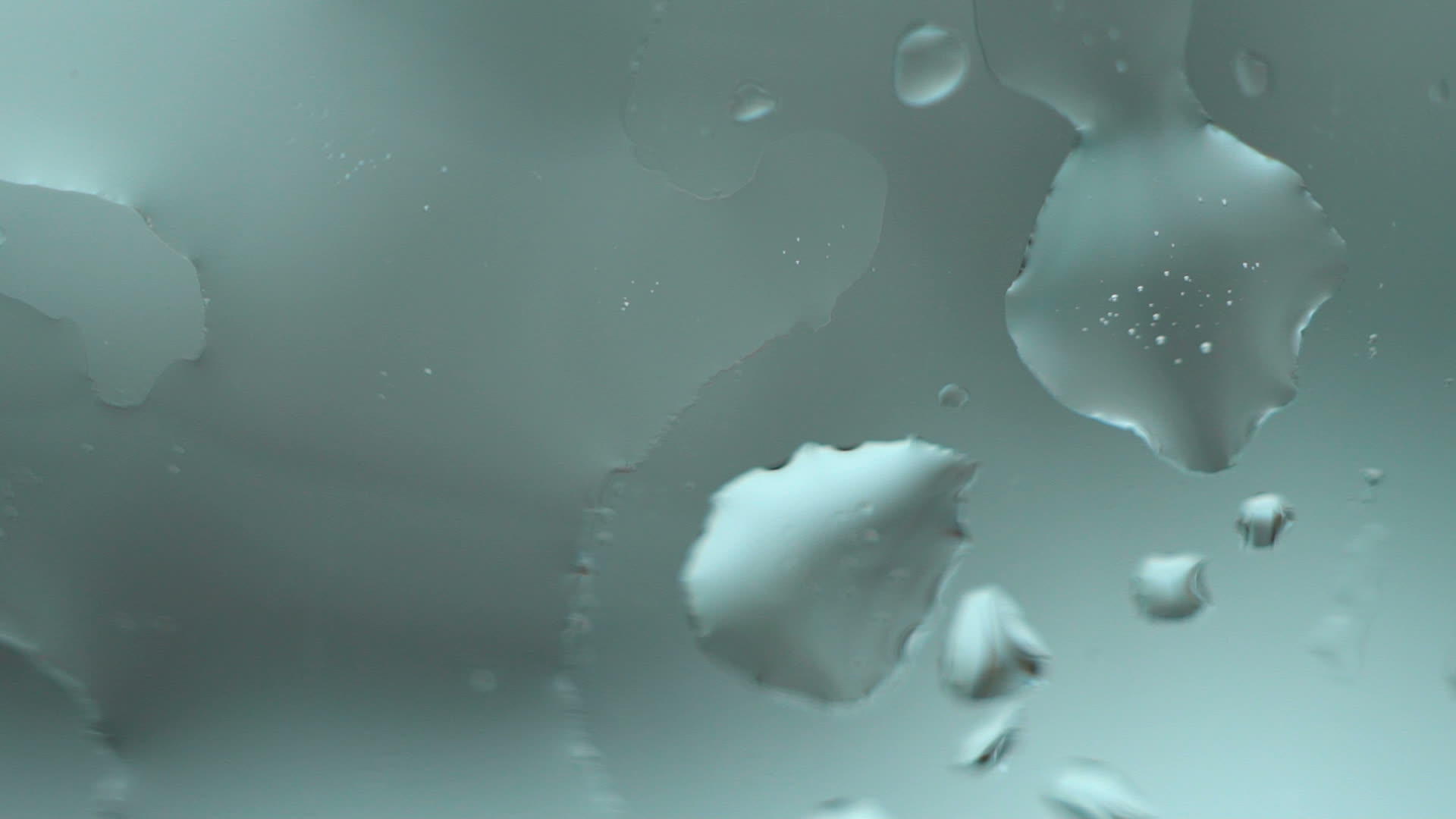 从雪上滴下的玻璃缝合器视频的预览图