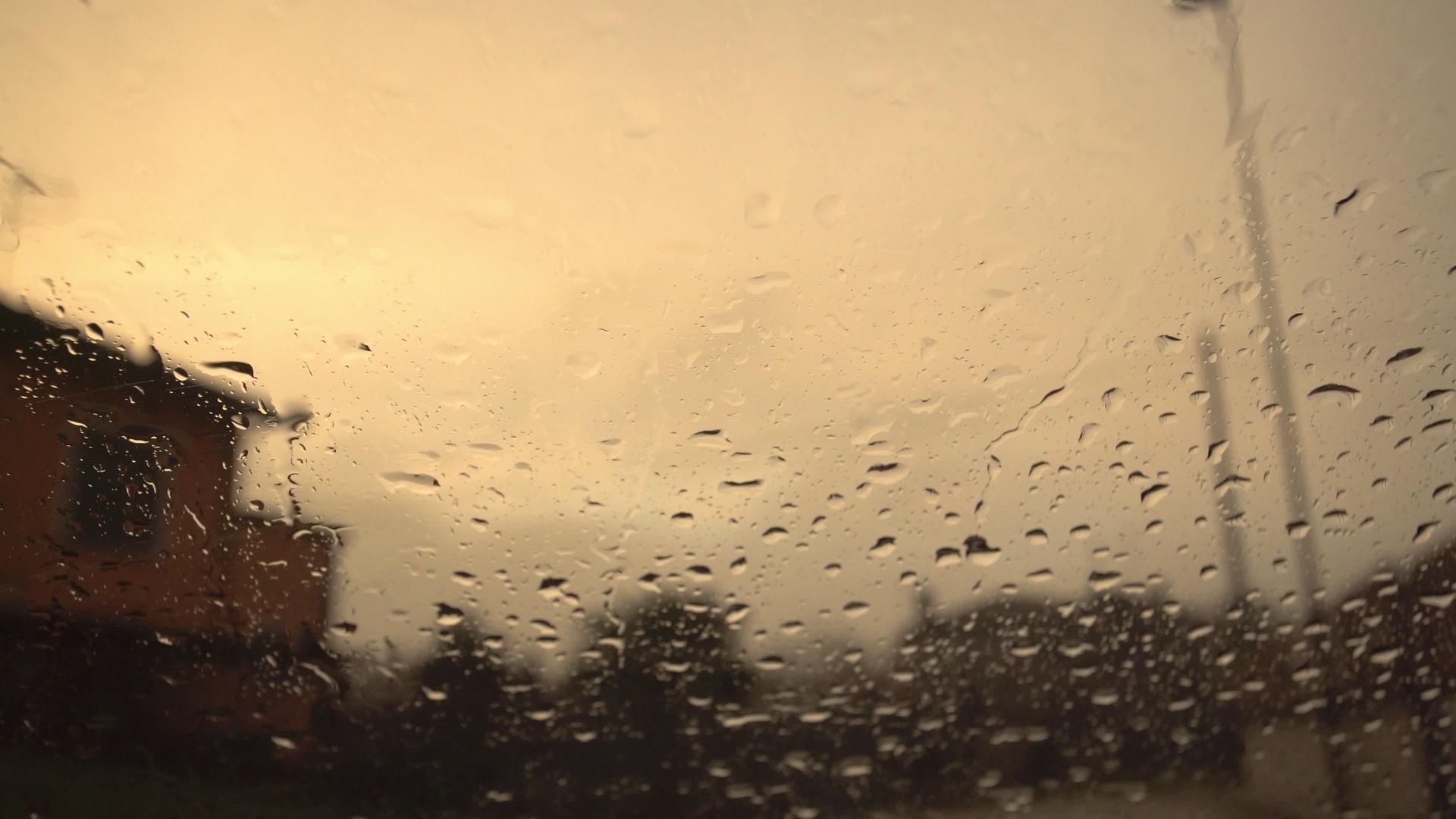 窗下雨滴视频的预览图