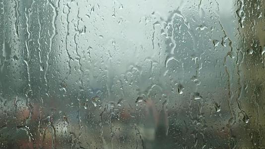雨滴滴落在窗户的玻璃上视频的预览图