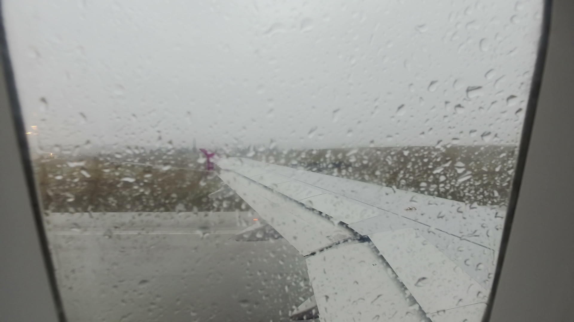 风雨天气下飞机起飞的第一视角视频的预览图