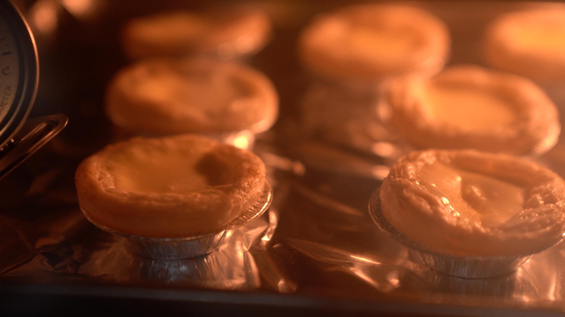 4k香甜可口的美食蛋挞视频的预览图