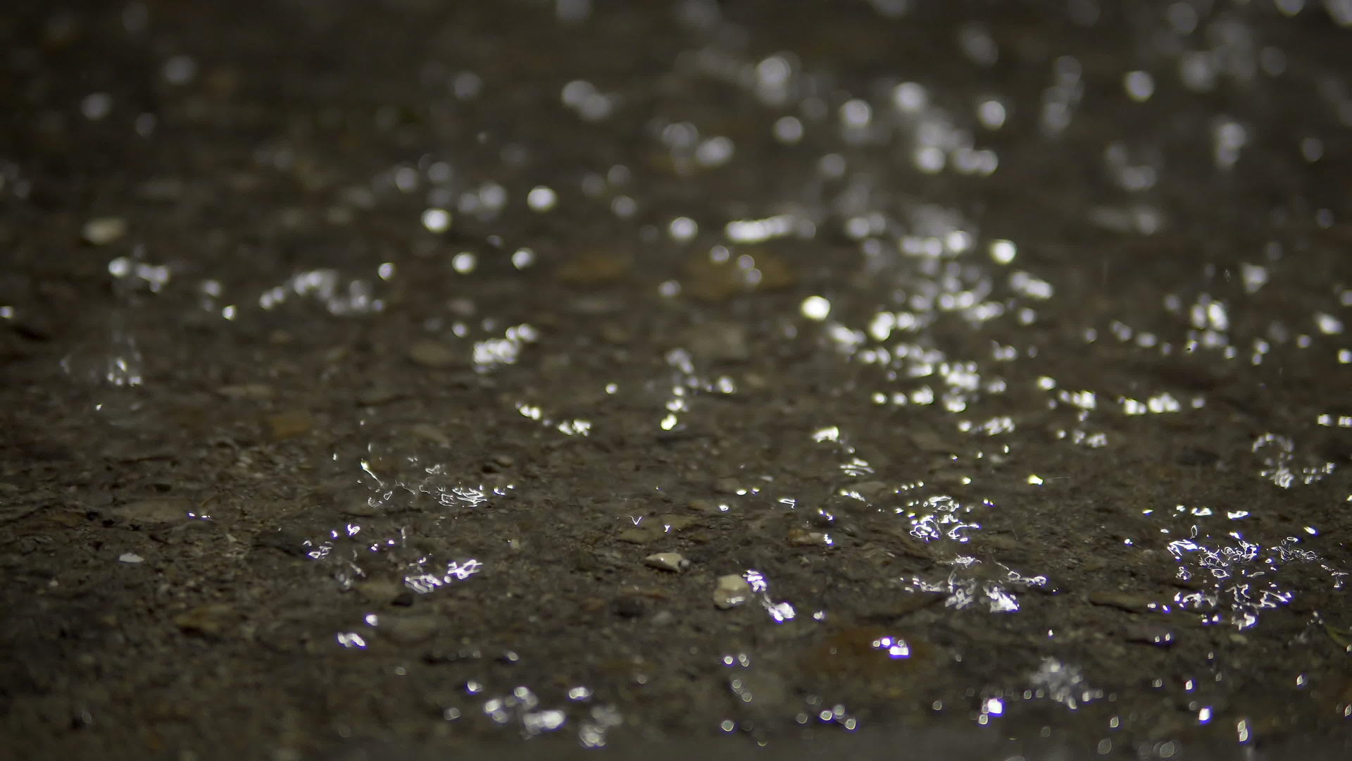 沥青被淹没的路面上喷洒着雨水可以循环背景视频的预览图