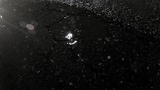 晚上沥青路面上有雨滴视频的预览图