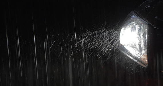 车头灯照亮时下雨视频的预览图