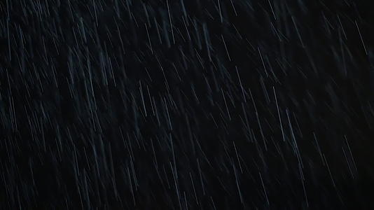 暴风雨在夜间倾盆大雨视频的预览图