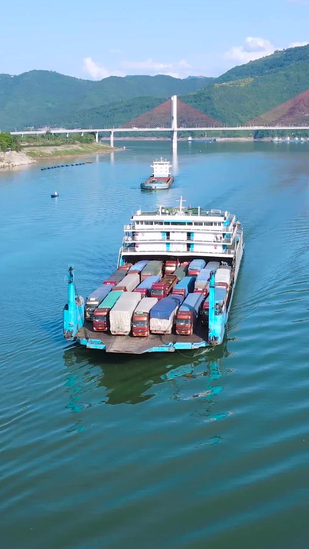 大型航拍船夹板满载大卡车行驶长江中央视频的预览图