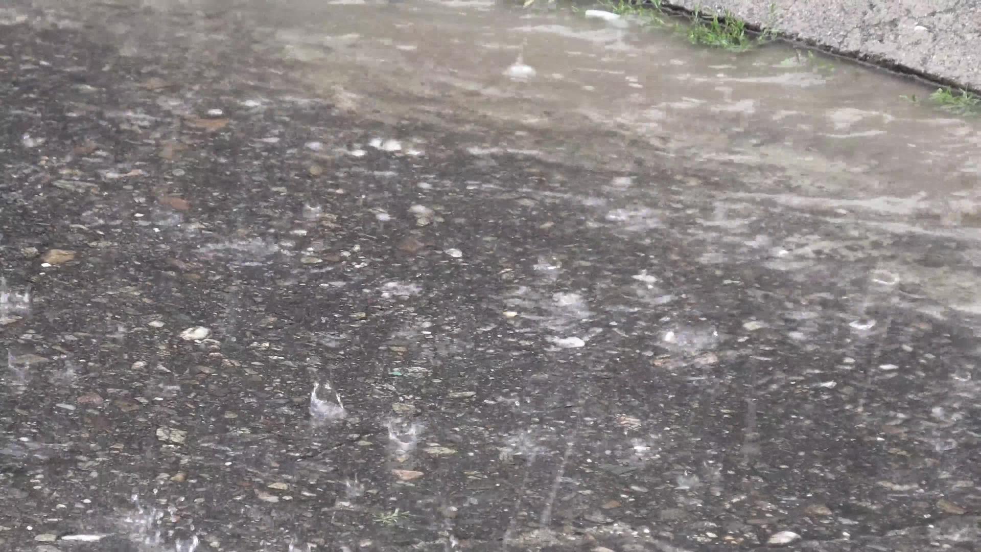 暴雨和暴雨在沥青路面上喷洒视频的预览图