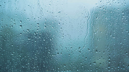 窗玻璃上的雨滴视频的预览图