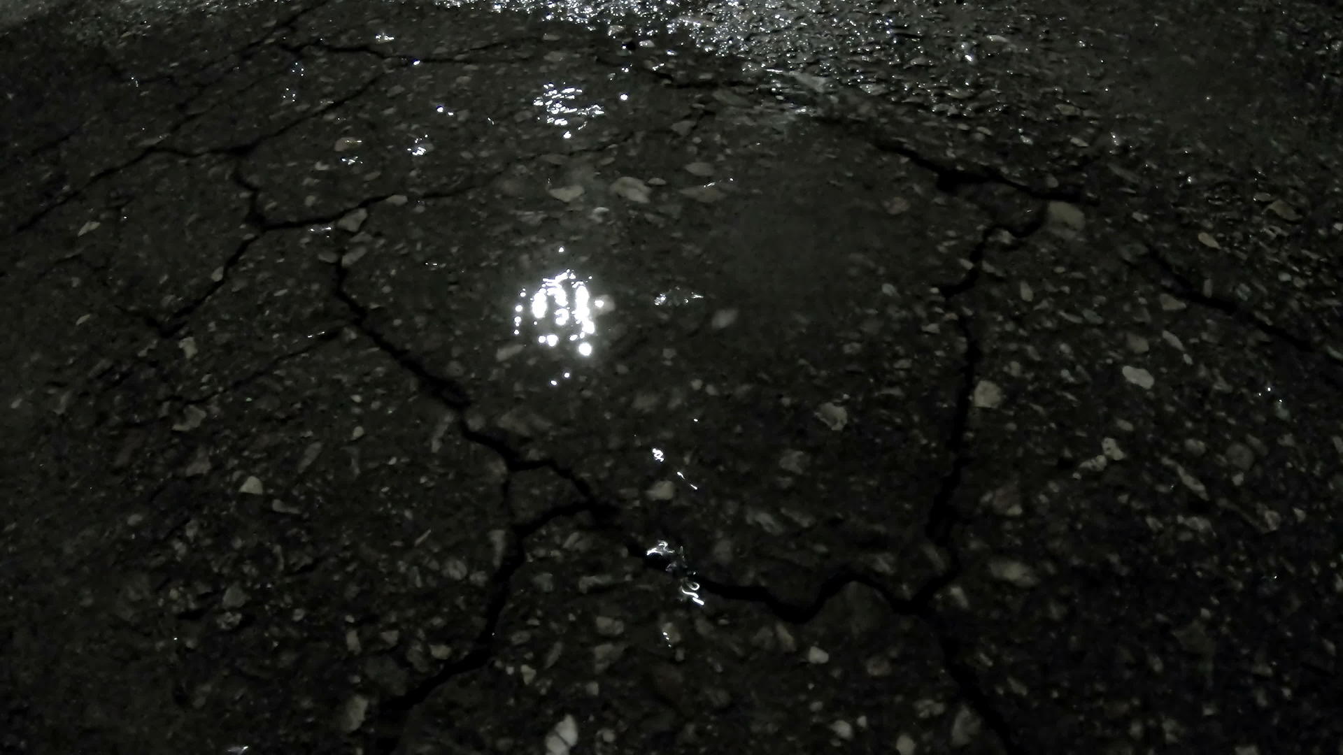 寒冷、寒冷、潮湿、雨季的概念是雨水滴落在小街池塘里晚上反射视频的预览图