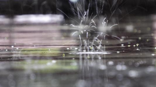 大雨滴、湿雨滴、自然背景包括音频大理石表面的雨滴视频的预览图