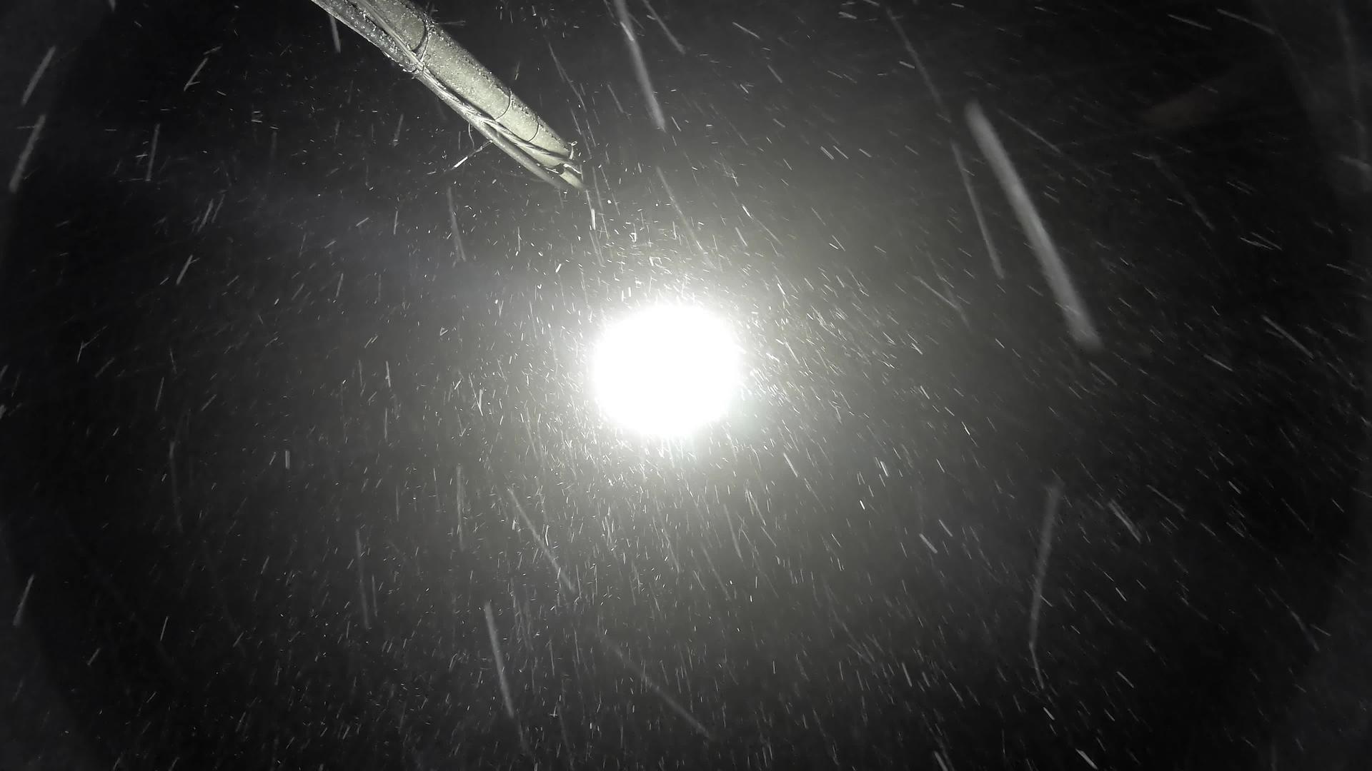 在灯光和建筑物的屋顶上晚上下雨或下雪视频的预览图