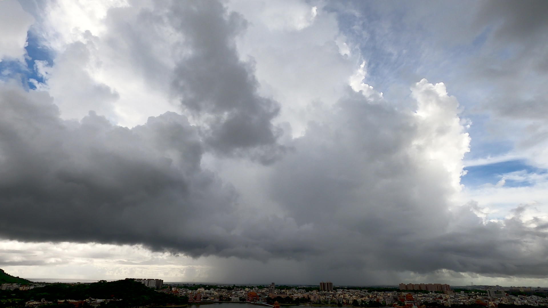 黑暗的乌云和严寒的雨落在城市上空视频的预览图