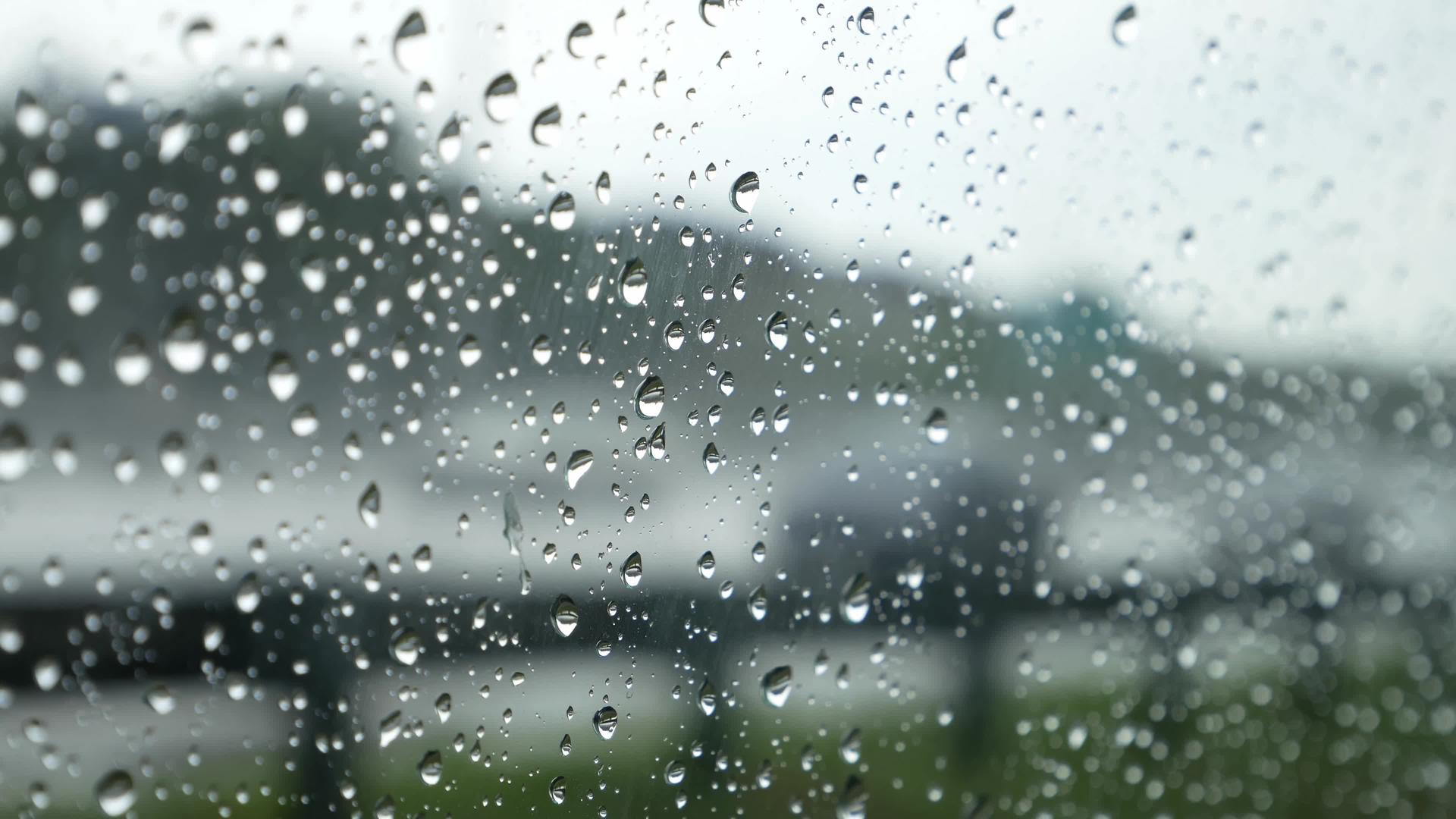 在汽车挡风玻璃上有选择性的大雨滴焦点视频的预览图