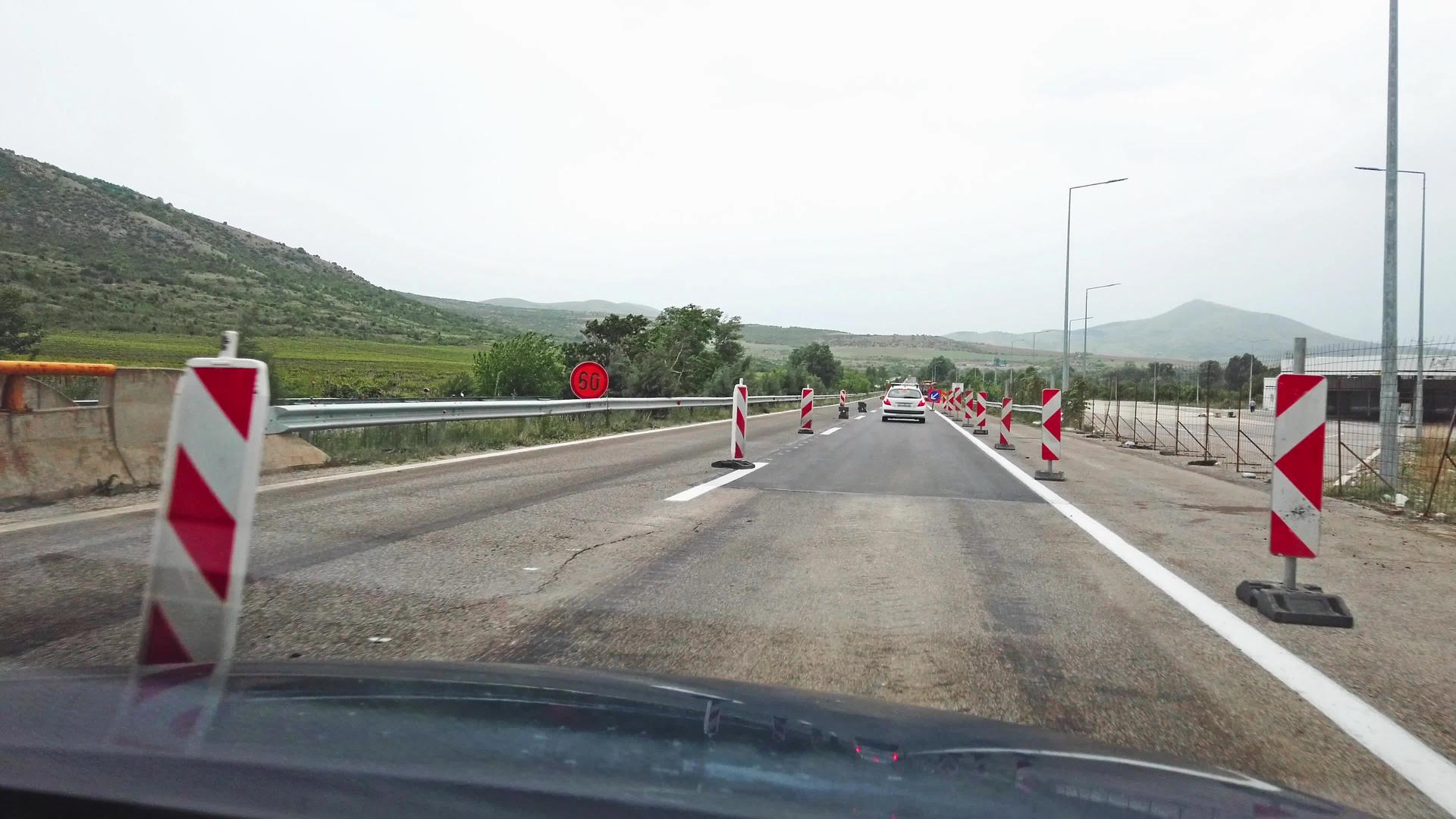 在高速公路上使用雨滴挡风玻璃的道路工作限制和交通标志视频的预览图